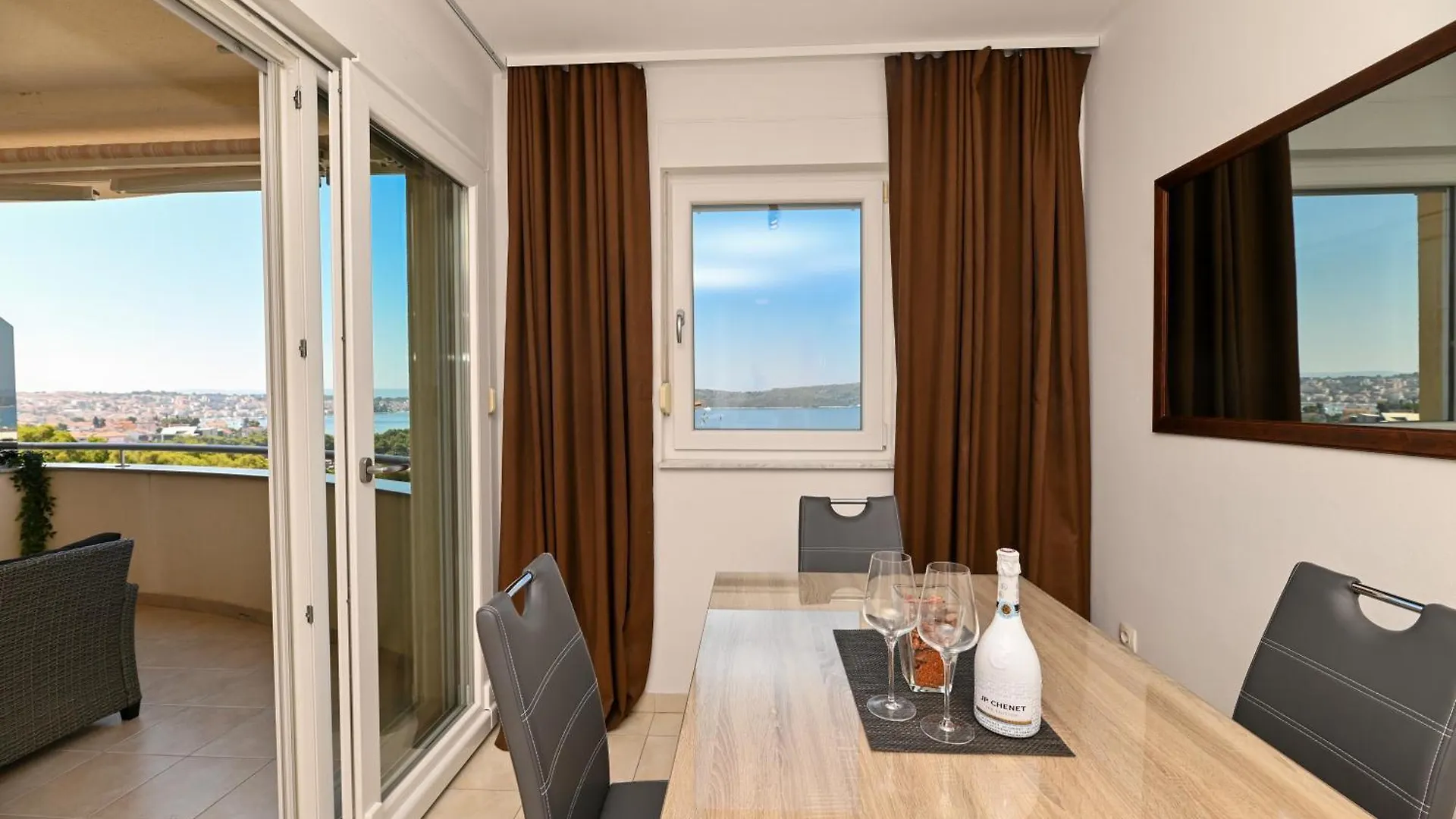 Apartamento Sunny Place With Sea View Trogir Croácia