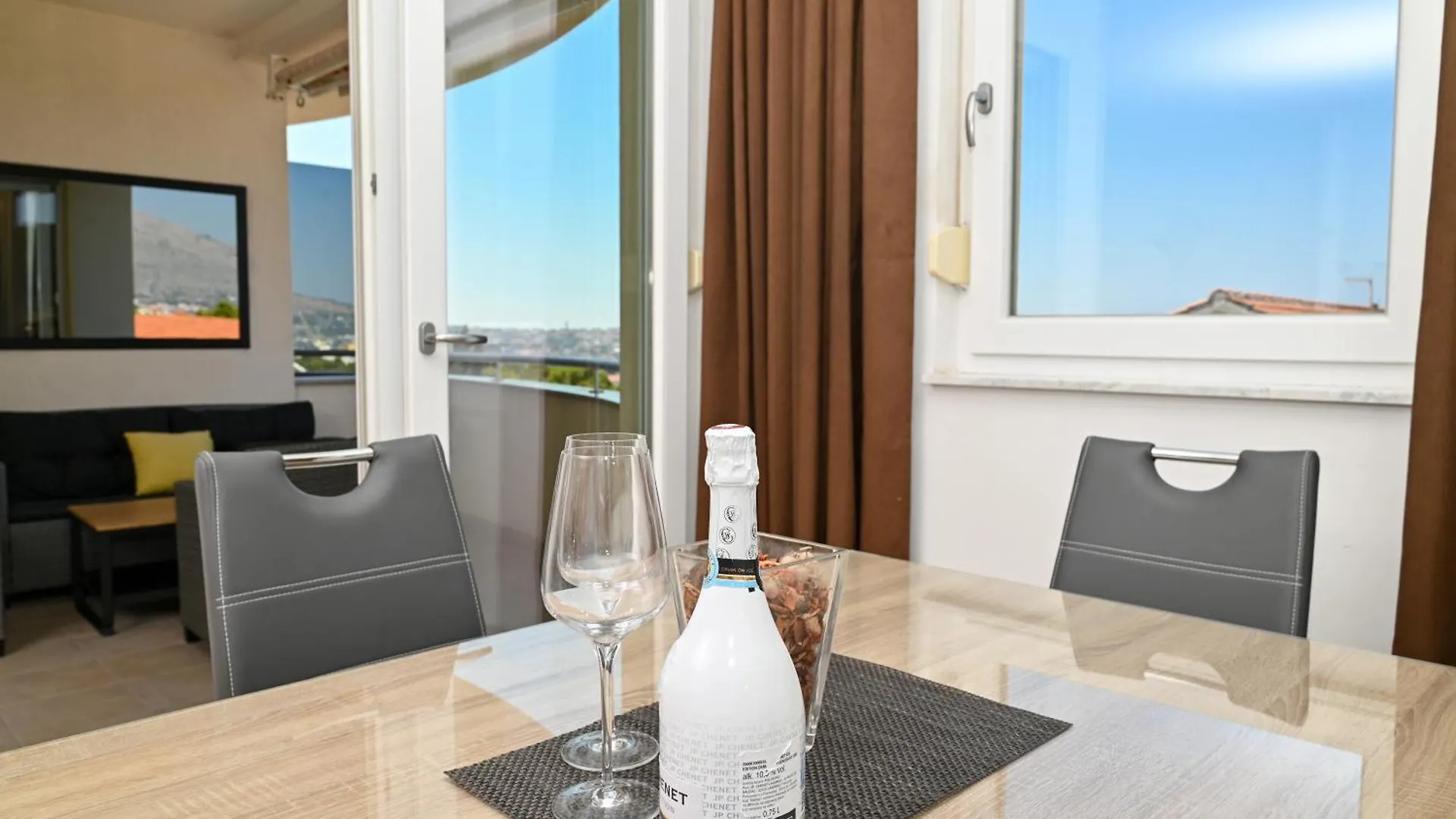 Sunny Place With Sea View Trogir Apartamento